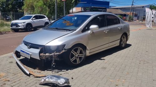 Condutor desvia de acidente e bate com força em calçada no Bairro Santa Cruz, em Cascavel