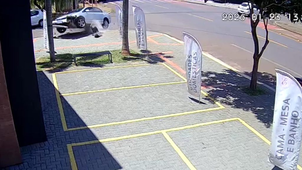 Civic voa por cima da calçada para evitar colisão com Onix no Santa Cruz