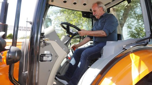 Prefeitura fortalece área rural com entrega de tratores para agricultura familiar