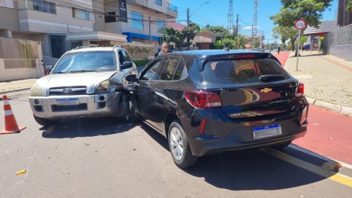 Tucson e Onix se envolvem em acidente na rua Duque de Caxias em Cascavel