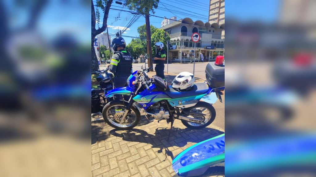 Motociclista é multado ao ser flagrado empinando moto na Avenida Brasil