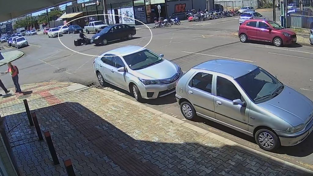 Câmeras registram acidente que deixou motociclista ferido no Bairro Alto Alegre