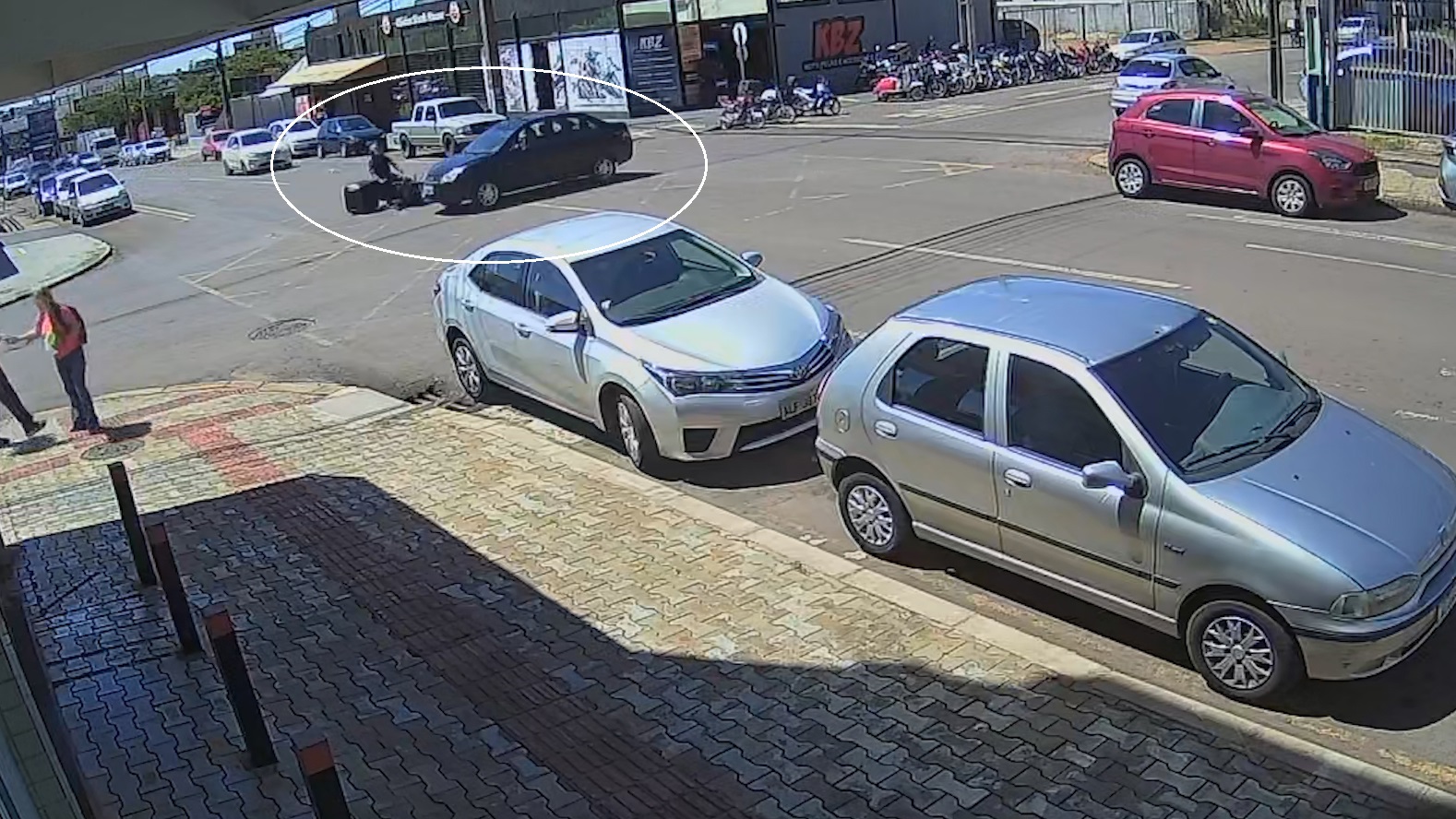 Câmeras registram acidente que deixou motociclista ferido no Bairro Alto Alegre Câmeras registram acidente que deixou motociclista ferido no Bairro Alto Alegre