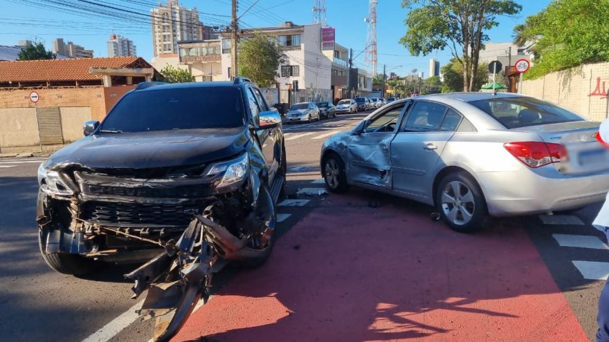 Chevrolet Cruze e S10 se envolvem em forte colisão no Centro de Cascavel