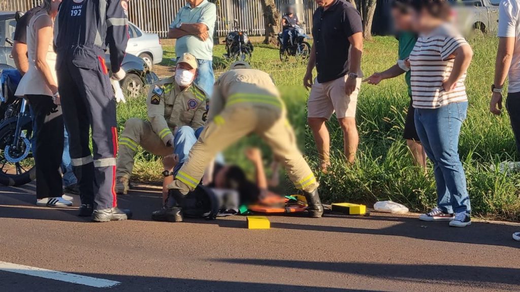 Acidente com Ford Fiesta deixa motociclista com lesão grave no Coqueiral Acidente com Ford Fiesta deixa motociclista com lesão grave no Coqueiral