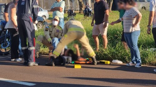 Acidente com Ford Fiesta deixa motociclista com lesão grave no Coqueiral Acidente com Ford Fiesta deixa motociclista com lesão grave no Coqueiral