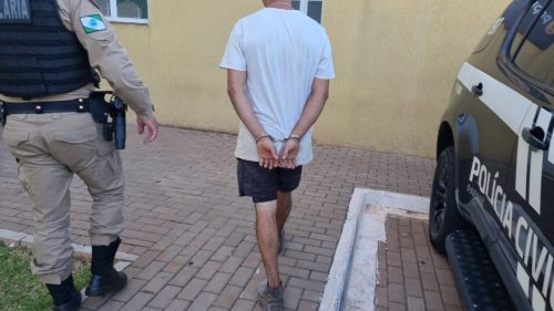 Homem procurado por roubo em Santa Catarina é preso em ponto de venda de drogas no Julieta Bueno, em Cascavel Imagem referente a Homem procurado por roubo em Santa Catarina é preso em ponto de venda de drogas no Julieta Bueno, em Cascavel