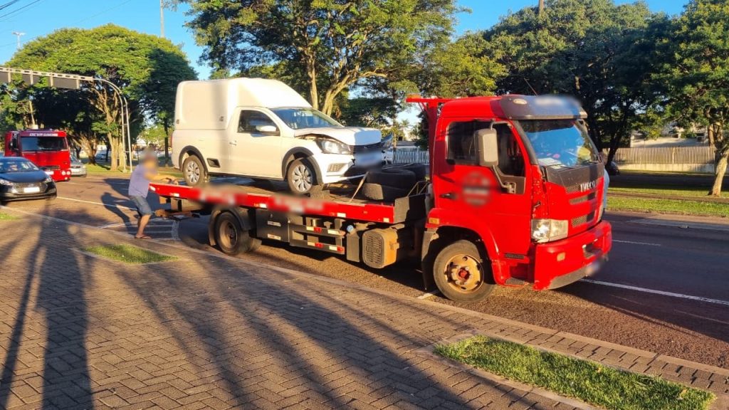 Saveiro se envolve em colisão na Avenida Tancredo Neves