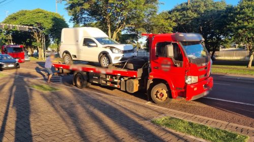Saveiro se envolve em colisão na Avenida Tancredo Neves Saveiro se envolve em colisão na Avenida Tancredo Neves