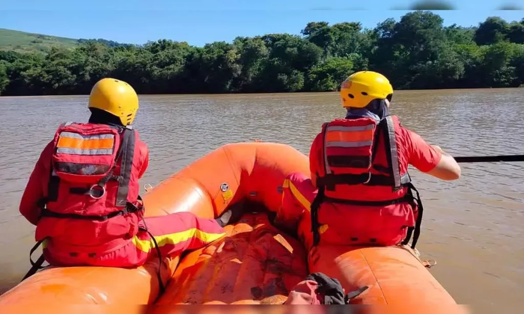 Jovem morre afogado ao tentar salvar crianças no Rio Ivaí, em Ivaiporã Jovem morre afogado ao tentar salvar crianças no Rio Ivaí, em Ivaiporã