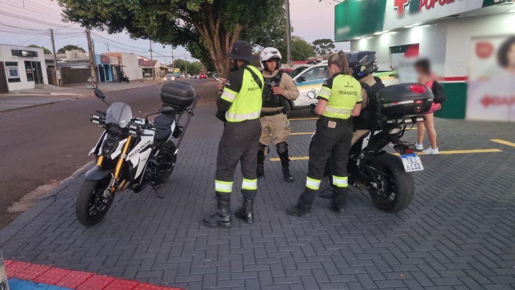 Transitar e PM fiscalizam trânsito e apreendem motos na região norte Transitar e PM fiscalizam trânsito e apreendem motos na região norte