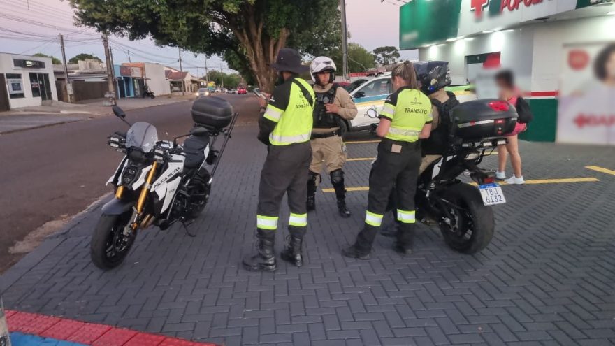 Transitar e PM fiscalizam trânsito e apreendem motos na região norte