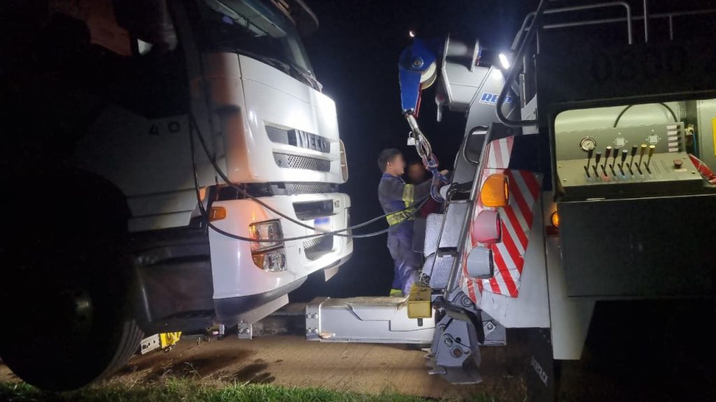 Caminhão com destino à Bolívia apresenta pane mecânica na BR-163 em Cascavel Caminhão com destino à Bolívia apresenta pane mecânica na BR-163 em Cascavel