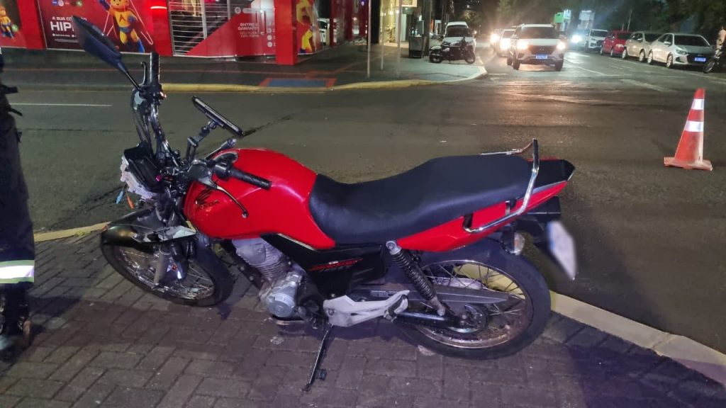 Motociclista fica ferido ao colidir contra carro no Centro de Cascavel