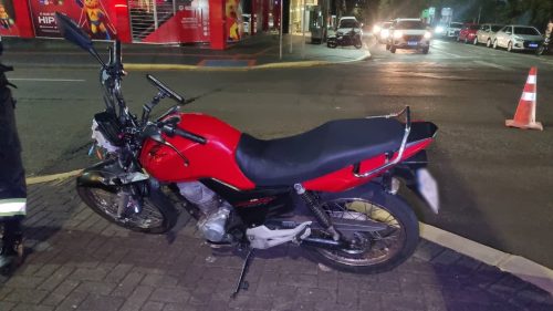 Motociclista fica ferido ao colidir contra carro no Centro de Cascavel Motociclista fica ferido ao colidir contra carro no Centro de Cascavel