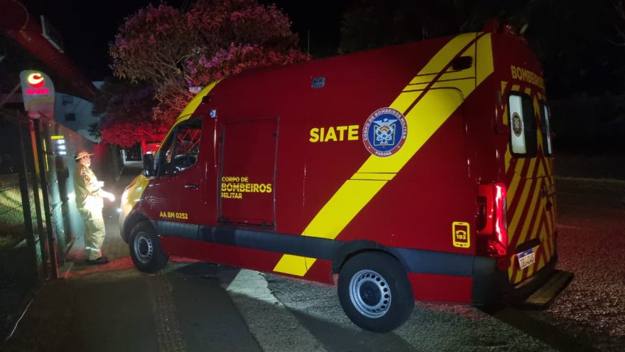 Motociclista fica ferido ao passar reto em rotatória na Avenida Brasil