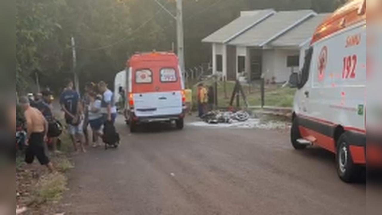 Motocicleta explode após colidir em poste e piloto fica em estado grave em Realeza