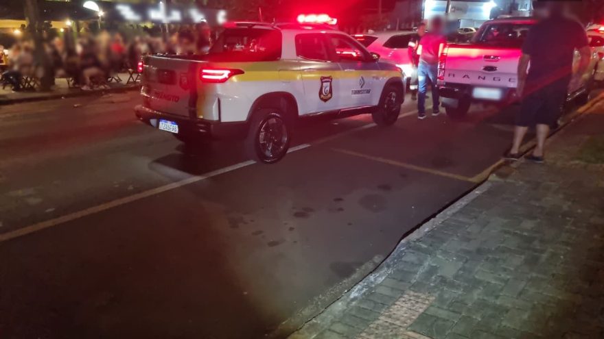 Transitar multa condutores por estacionarem em via usada pelo transporte público na Tito Muffato