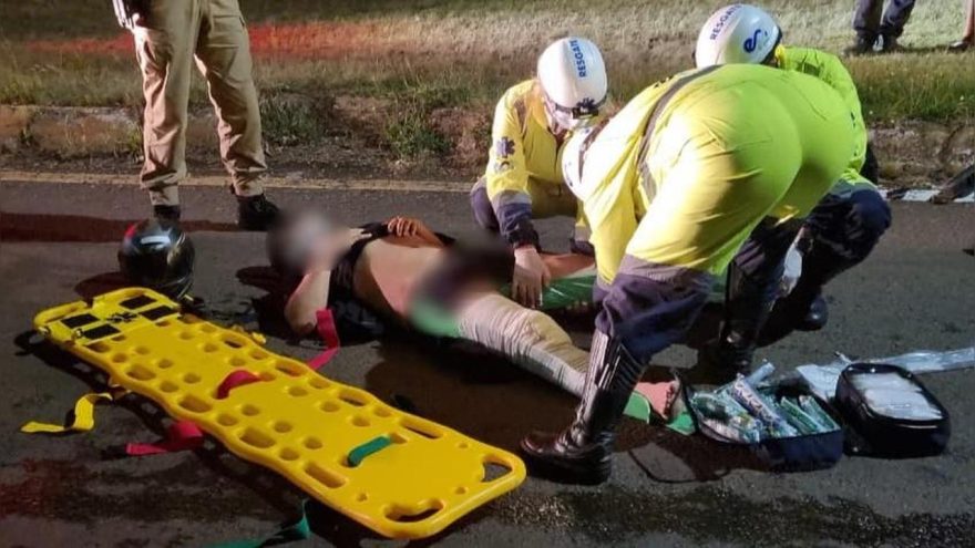 Motociclista fica gravemente ferido após colisão frontal na marginal da BR-277