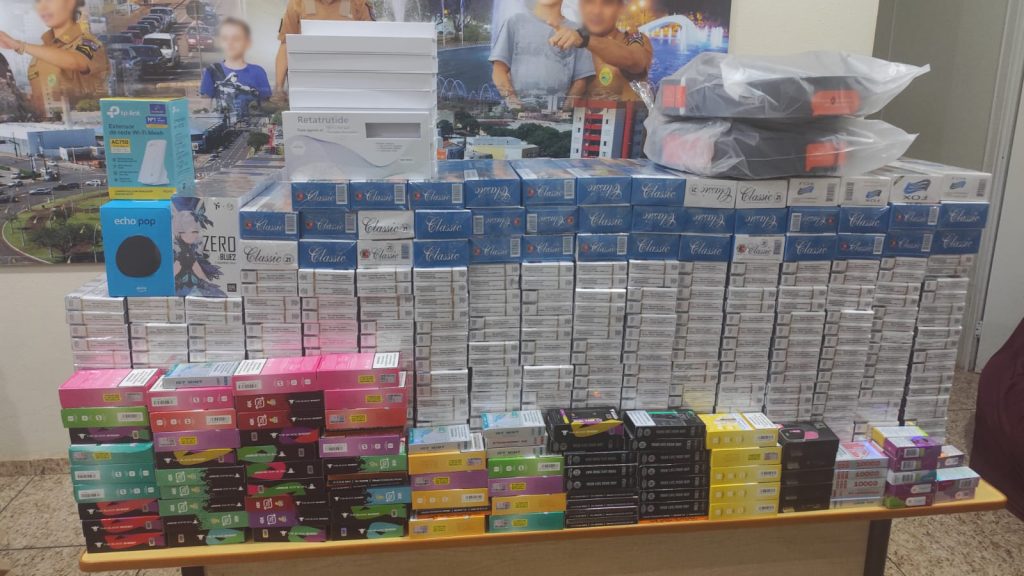 Cavalaria da PM apreende cigarros e eletrônicos contrabandeados em ônibus na Avenida Tancredo Neves