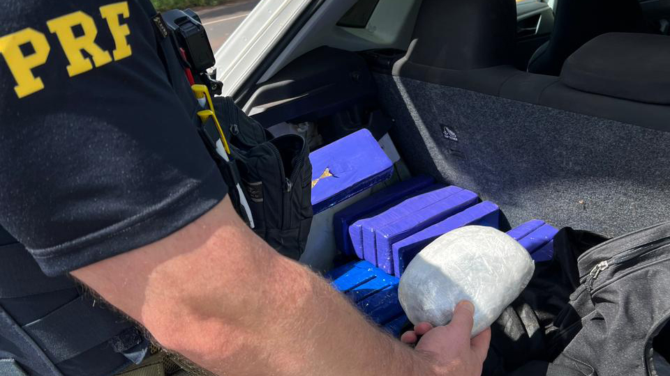 PRF apreende 168 kg de drogas e recupera veículo furtado na BR-373, em Chopinzinho (PR)