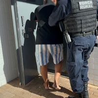 Homem armado com faca e pedras causa confusão no trabalho e danifica van no Bairro Floresta, em Cascavel Imagem referente a Homem armado com faca e pedras causa confusão no trabalho e danifica van no Bairro Floresta, em Cascavel