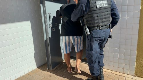 Homem armado com faca e pedras causa confusão no trabalho e danifica van no Bairro Floresta, em Cascavel Homem armado com faca e pedras causa confusão no trabalho e danifica van no Bairro Floresta, em Cascavel