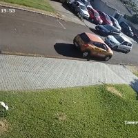 Imagem referente a Mais um flagrante de carro de autoescola na contramão chama atenção em Cascavel