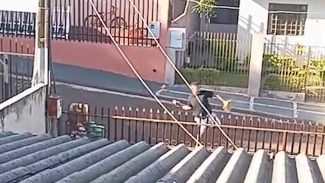 Vídeos mostram homem apedrejando van durante confusão no Bairro Floresta, em Cascavel