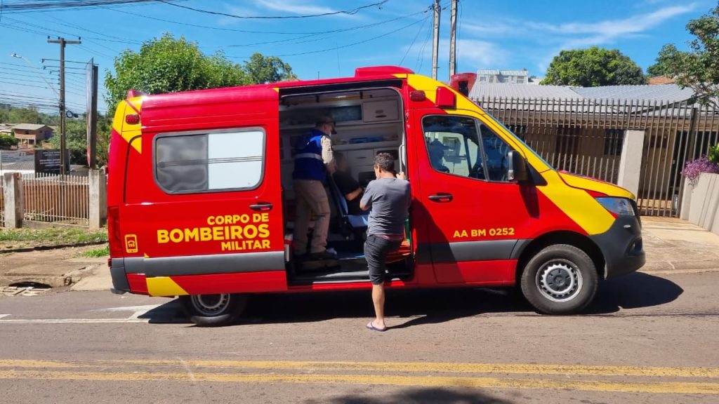 Motociclista fica ferida após escorregar em óleo na pista no bairro 14 de Novembro