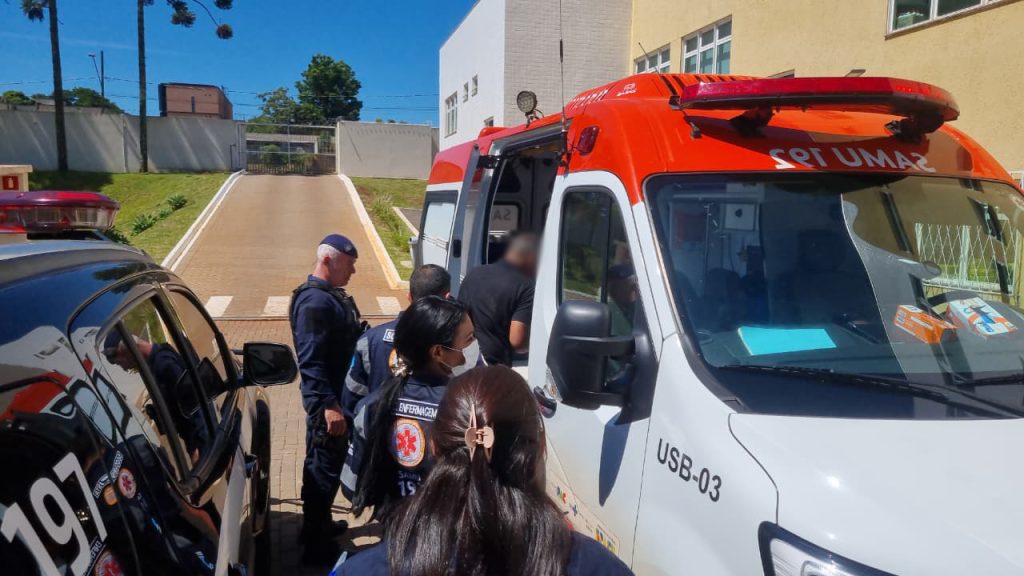 Homem detido após confusão no Bairro Floresta é atendido pelo SAMU e levado ao hospital em Cascavel