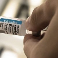 Imagem referente a Após cinco anos de vacinação, covid recua, mas ainda preocupa