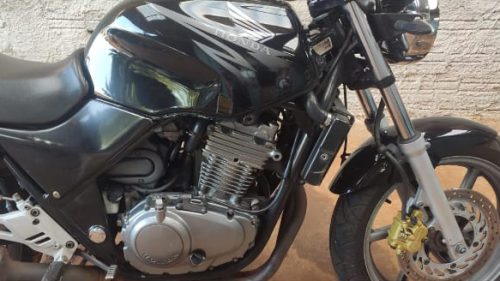 Criminosos arrombam portão e furtam Honda CB 500 na Região do Lago, em Cascavel Criminosos arrombam portão e furtam Honda CB 500 na Região do Lago, em Cascavel
