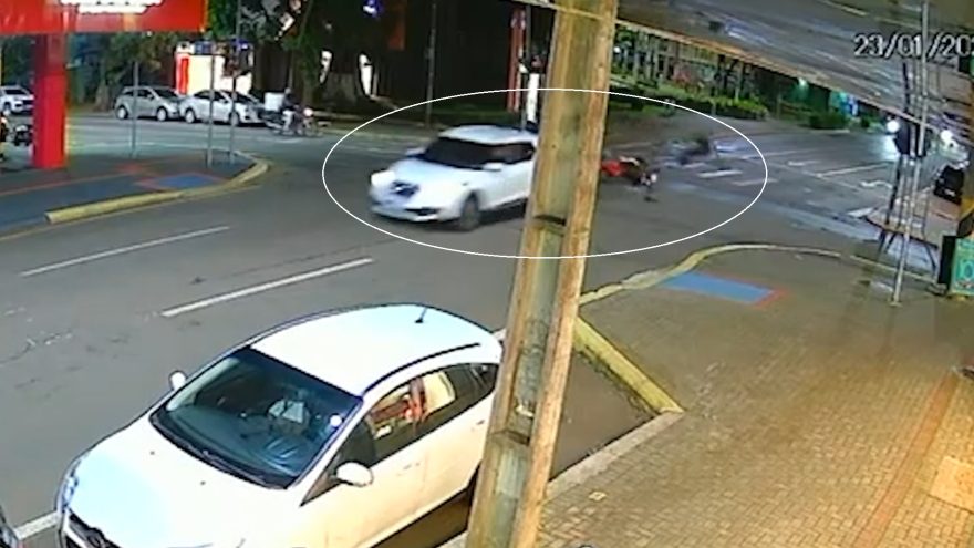 Câmera flagra colisão entre moto e carro no Centro de Cascavel