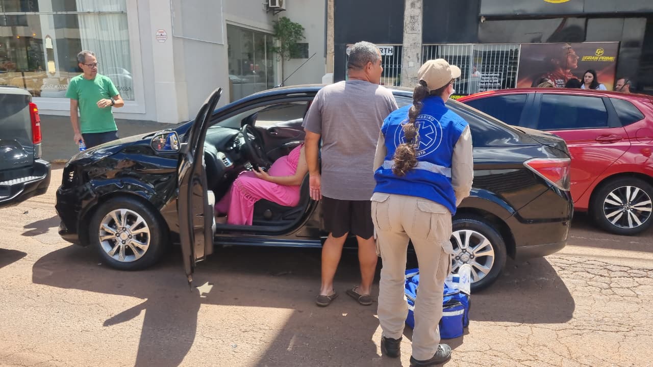 Gestante é socorrida após acidente de trânsito no Centro de Cascavel