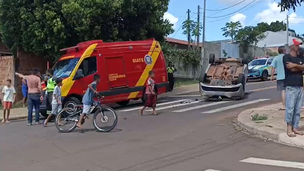 Vítima de capotamento é socorridas pelo Siate no bairro Santa Cruz