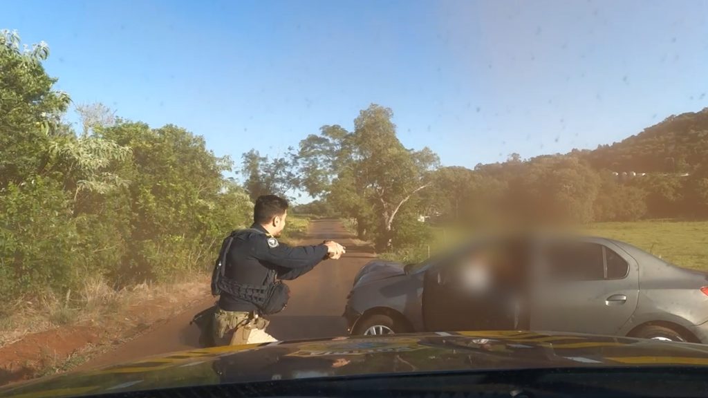 Após tentativa de fuga, PRF prende casal com drogas na região de fronteira no Paraná