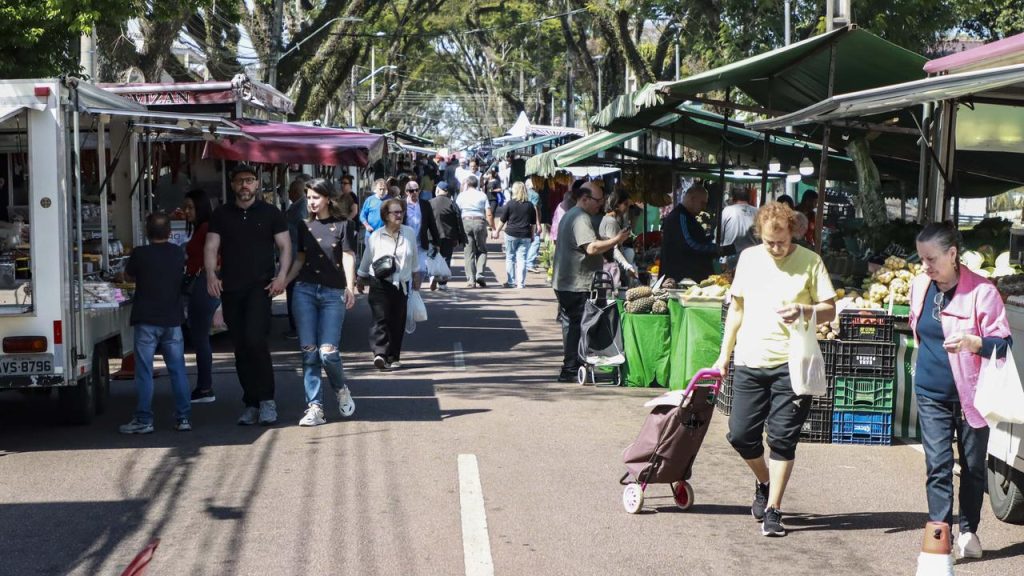 Feiras de Curitiba recebem serviços móveis da Prefeitura neste domingo; saiba onde ir Feiras de Curitiba recebem serviços móveis da Prefeitura neste domingo; saiba onde ir