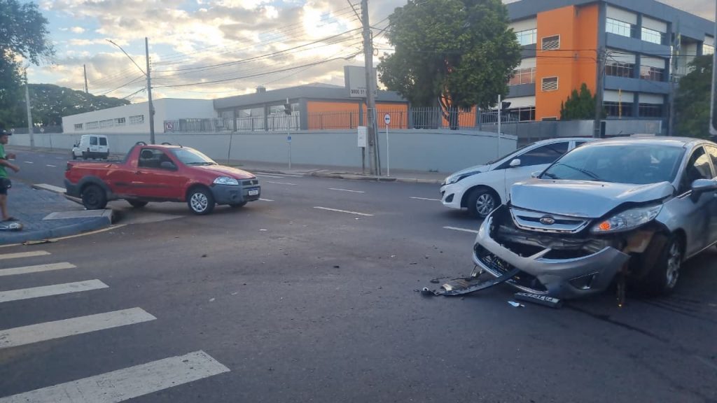 Forte colisão entre Strada e Fiesta é registrada na Avenida Carlos Gomes