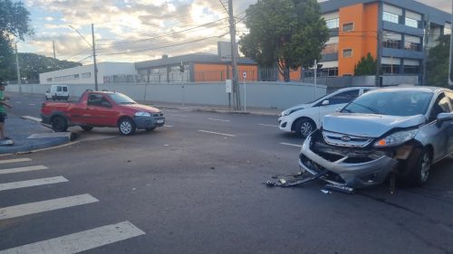 Forte colisão entre Strada e Fiesta é registrada na Avenida Carlos Gomes Forte colisão entre Strada e Fiesta é registrada na Avenida Carlos Gomes