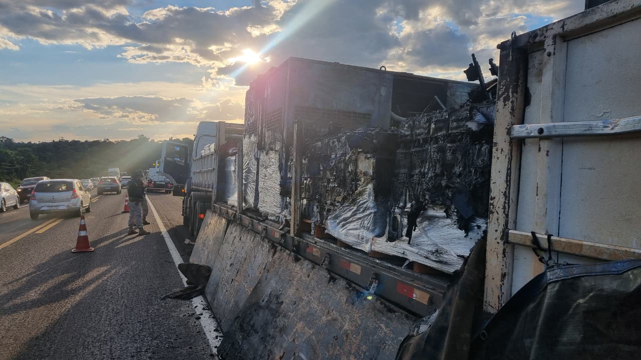 Carga de baterias pega fogo durante deslocamento na BR-277 entre Santa Tereza e Céu Azul