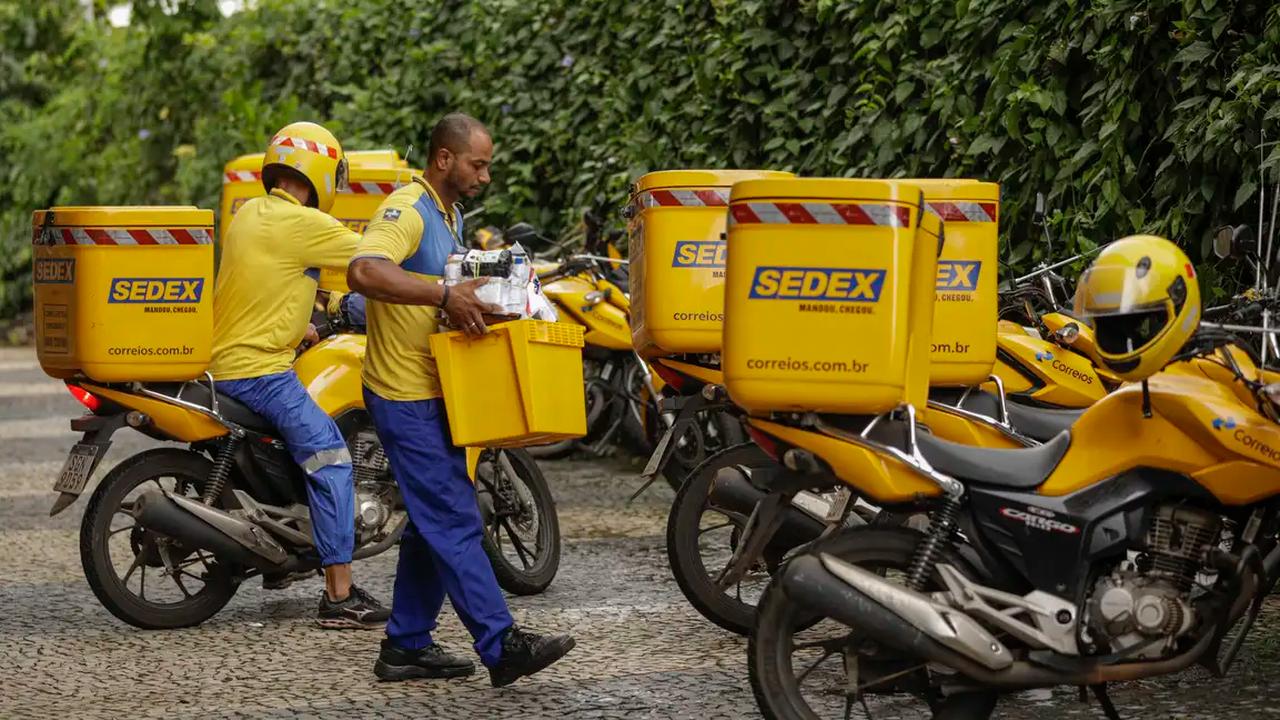 Dia do Carteiro: quem entrega cartas, encomendas e um pouco de humanidade todos os dias