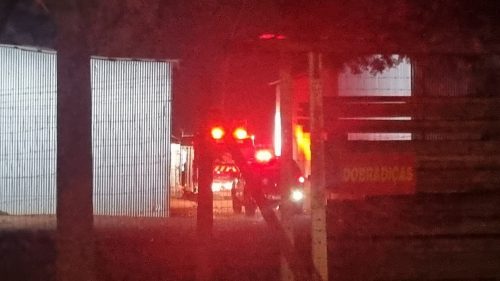 Incêndio em depósito de madeira mobiliza Bombeiros na Rua do Cowboy Incêndio em depósito de madeira mobiliza Bombeiros na Rua do Cowboy