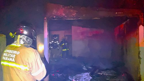 Casa é totalmente consumida por incêndio no bairro Cascavel Velho Casa é totalmente consumida por incêndio no bairro Cascavel Velho