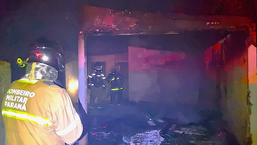 Casa é totalmente consumida por incêndio no bairro Cascavel Velho