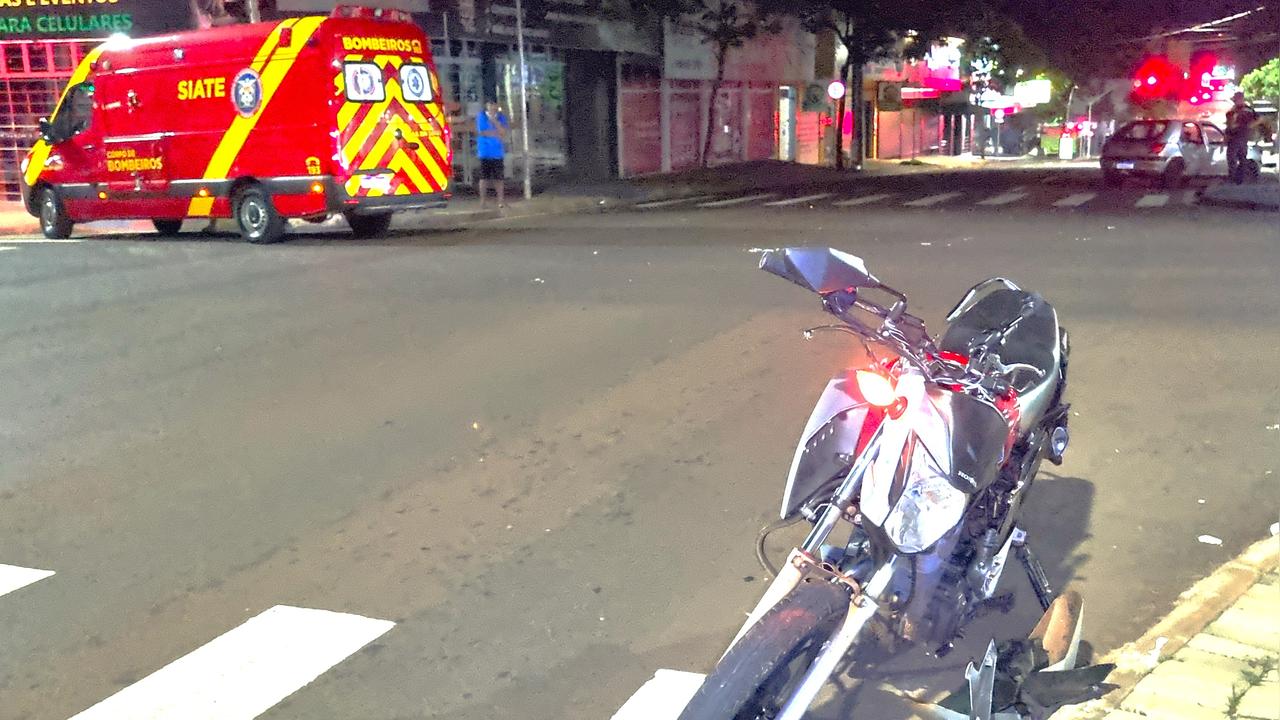 Motociclista fica ferido após colisão com carro no Centro de Cascavel