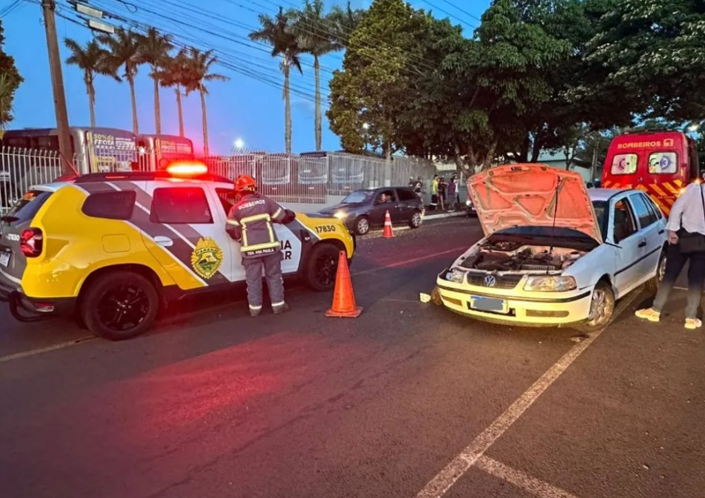 Carro desgovernado atinge três veículos estacionados em Apucarana