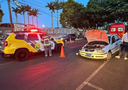 Carro desgovernado atinge três veículos estacionados em Apucarana
