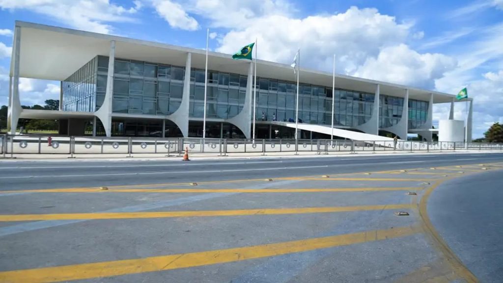 Manifestação de Nikolas faz Planalto instalar grades de proteção Manifestação de Nikolas faz Planalto instalar grades de proteção