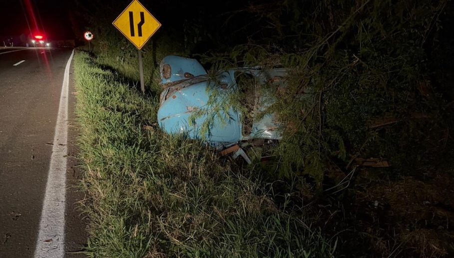 Fusca capota e condutor fica ferido na PR-566, em Francisco Beltrão